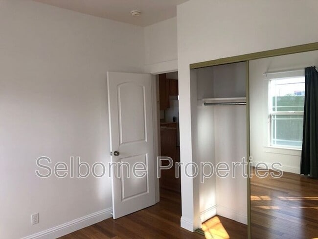 Building Photo - 939 International Blvd