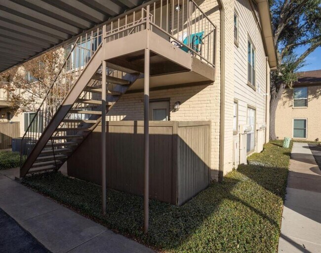 Building Photo - 10650 Steppington Dr