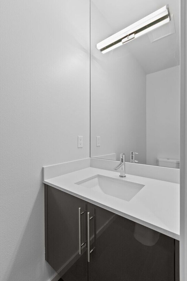 Building Photo - Stunning Columbia City Townhome w/ Views and Air Conditioning