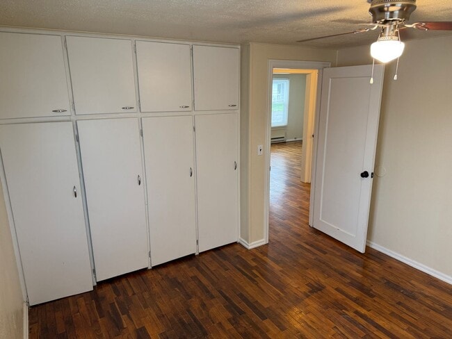 Building Photo - Updated 3 bedroom 1 bathroom house on a huge lot!