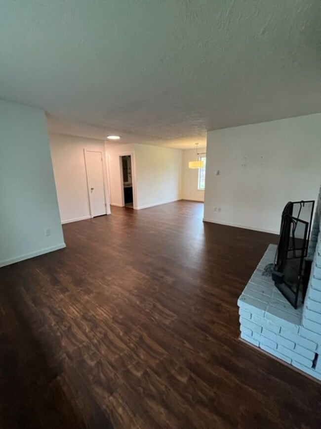 Building Photo - Coming Soon! 3 Bedroom 2 Bath McMinnville OR