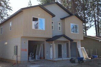 Building Photo - Duplex in CDA !