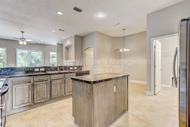 Building Photo - 2436 Bonnie Lakes Dr