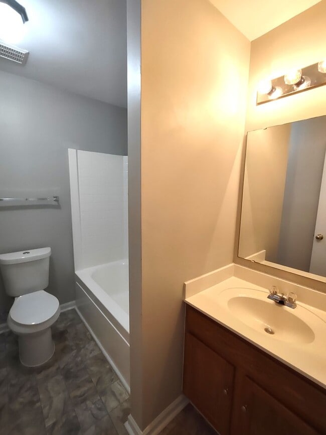 Building Photo - Move-In Ready Home located in the Back Cre...
