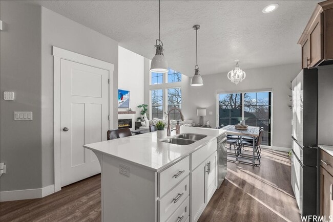Building Photo - BEAUTIFUL TOWNHOUSE W 2 CAR GARAGE ATTACHED