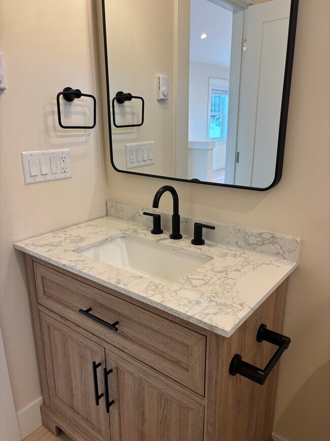 Building Photo - 480 SE Reed Market Rd