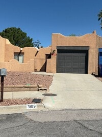 Building Photo - Charming 2 Bed/ 2 Baths Near Everything !