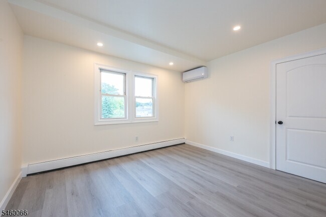 Building Photo - 58 Zeliff Ave