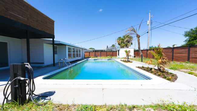 Building Photo - 321 Cornell Dr