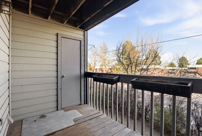 Building Photo - Updated 2 bed / 1 bath home in Lakewood!
