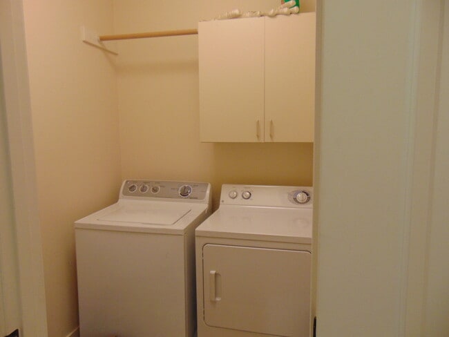 Building Photo - Quiet home close to shopping and Max