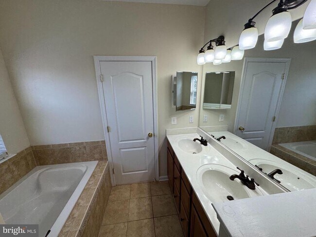 Building Photo - 400 Kintyre Ln