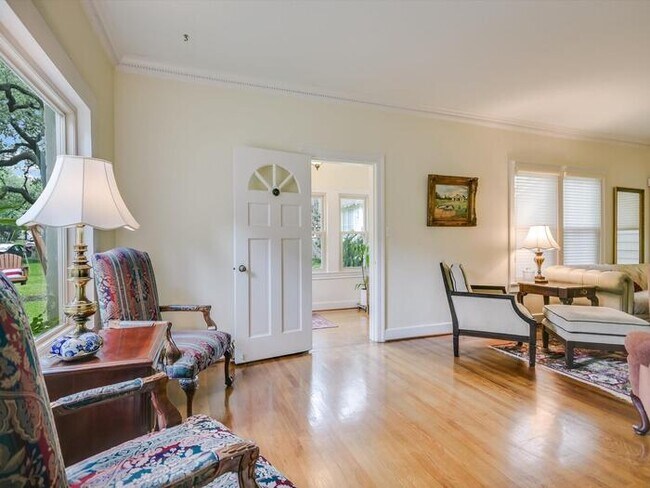 Building Photo - Charming 4 beds 4 baths in Austin!