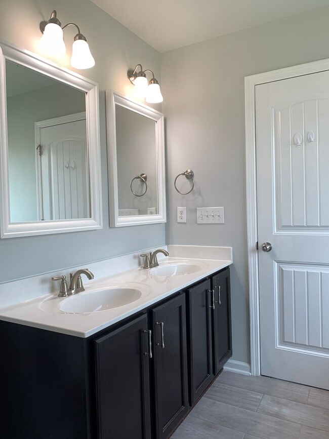 Building Photo - Luxurious Garner Home, Fenced Yard, Commun...