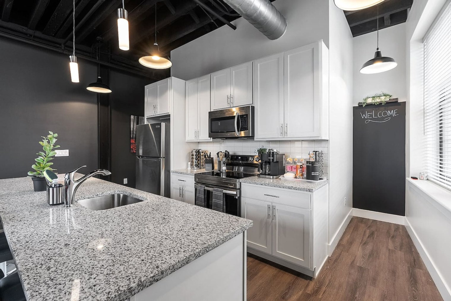 Building Photo - 212 W Roberts Ave