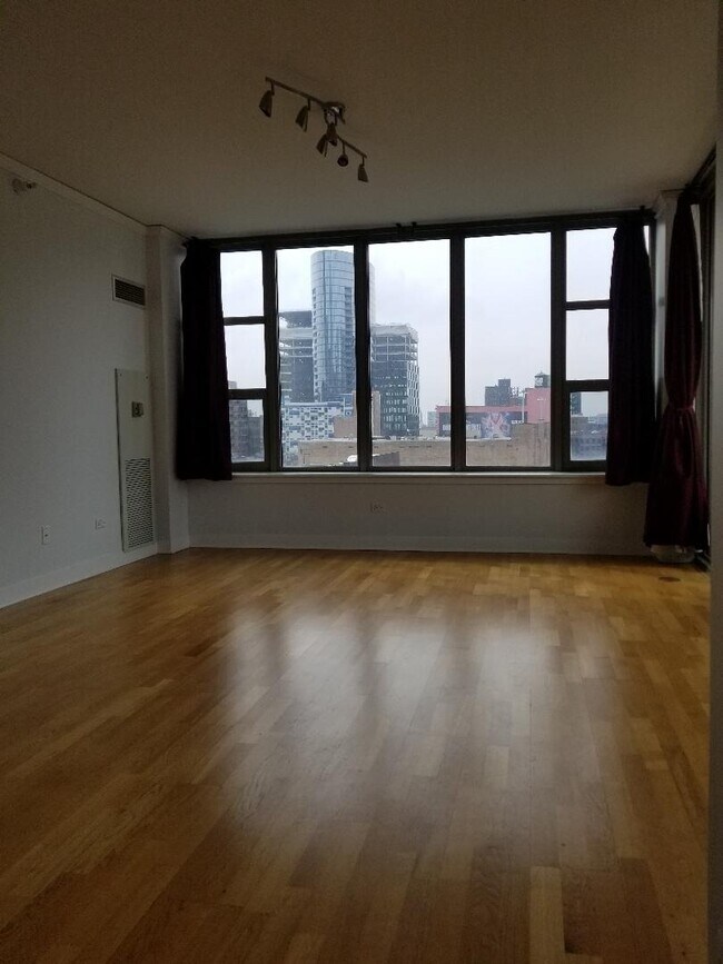 Building Photo - Extra Spacious Corner 1 Bed Condo set in Chicago's Desirable West Loop Neighborhood! Ready 6/1!