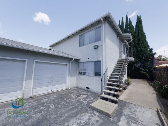 Building Photo - $2495 - Cozy 2/1 in the heart of Downtown ...