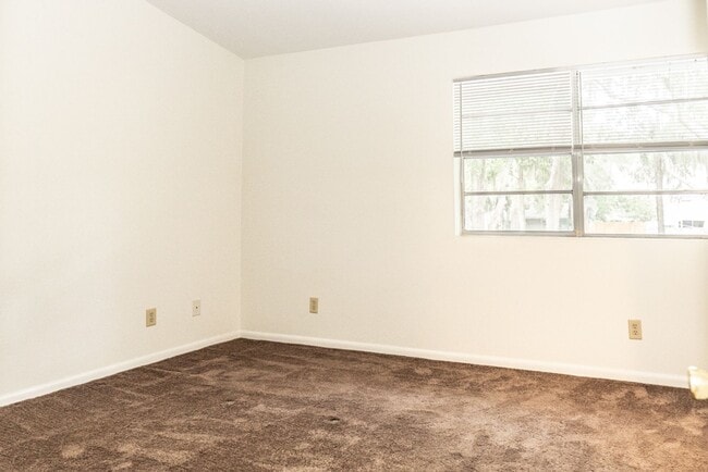 Building Photo - Spacious Two Bedroom Townhome