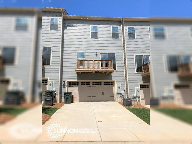 Building Photo - Beautiful Oakhurst 3BR Townhome