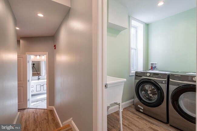 Building Photo - 3030 W Girard Ave