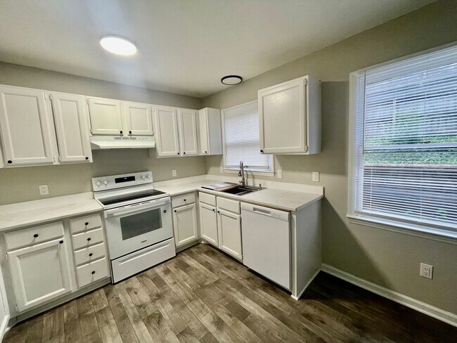 Building Photo - Discover this well-maintained 2-bedroom, 2-bath townhouse in Statesville, NC.