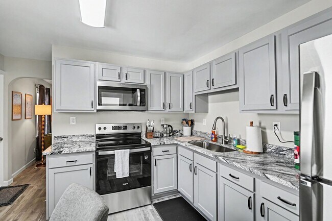 Building Photo - 102 E Home Ave