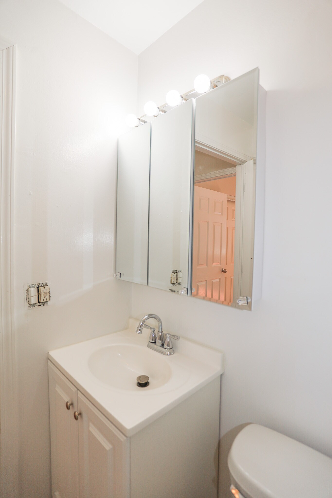 Building Photo - 1064 W Catalpa Ave