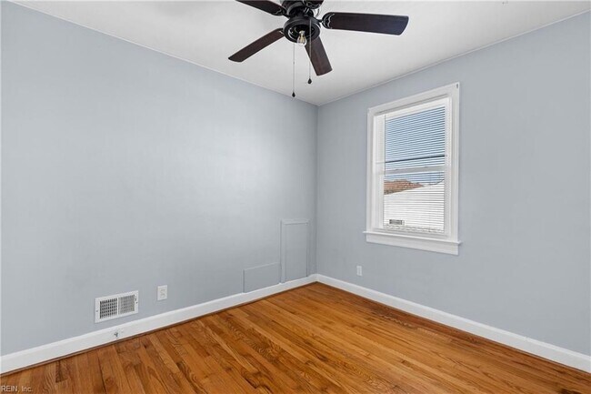 Building Photo - 1200 Little Bay Ave