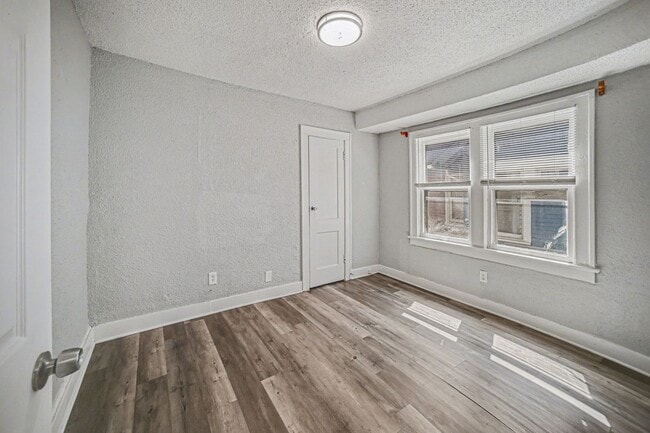 Building Photo - 2 Bed, One Bath House Near UMKC!