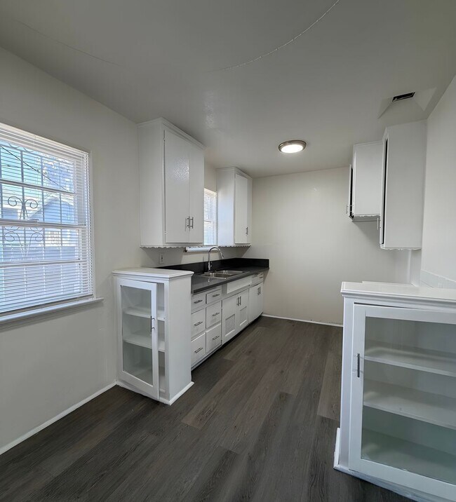 Building Photo - 807 W 82nd St