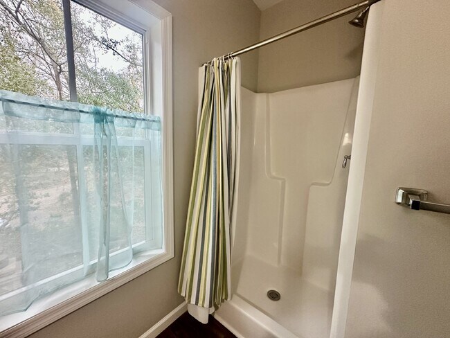 Building Photo - Two Bedroom Apartment in the Heart of Bluffton's Promenade!