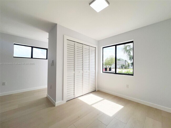 Building Photo - 2555 SW 67th Ave