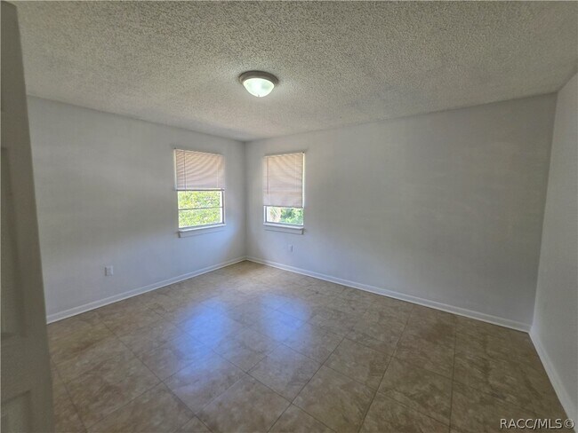 Building Photo - 2500 E Modern Ct