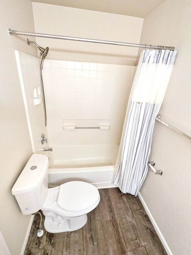 Building Photo - 2 Bedroom 2.5 Bath Townhome