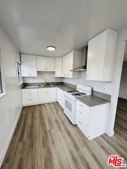 Building Photo - 810 W 62nd St
