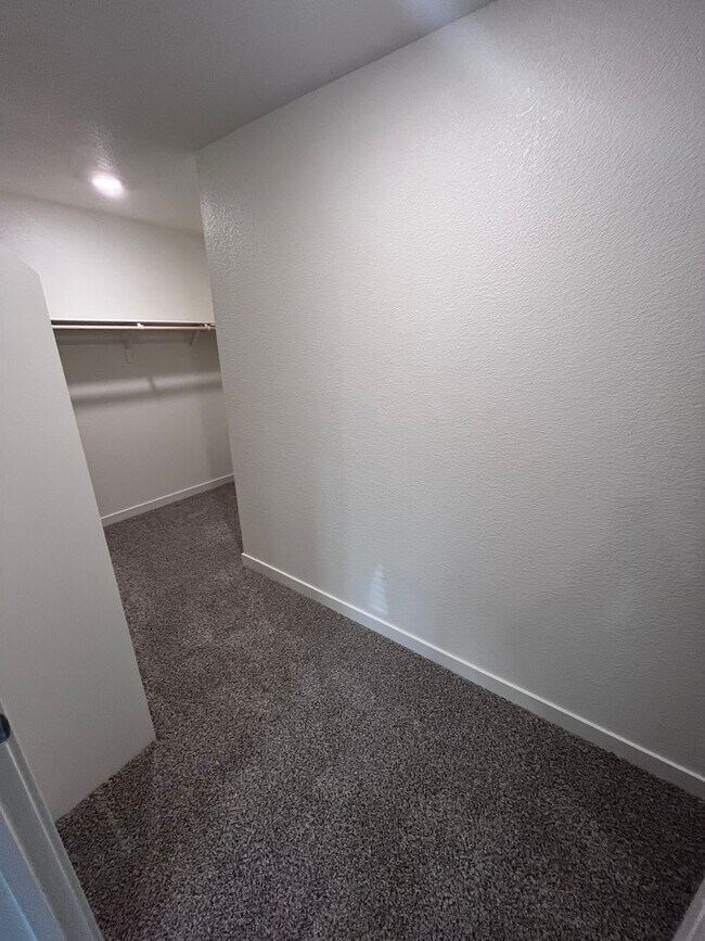 Building Photo - BEAUTIFUL NEW SMART HOME IN WEST ROSEVILLE!!