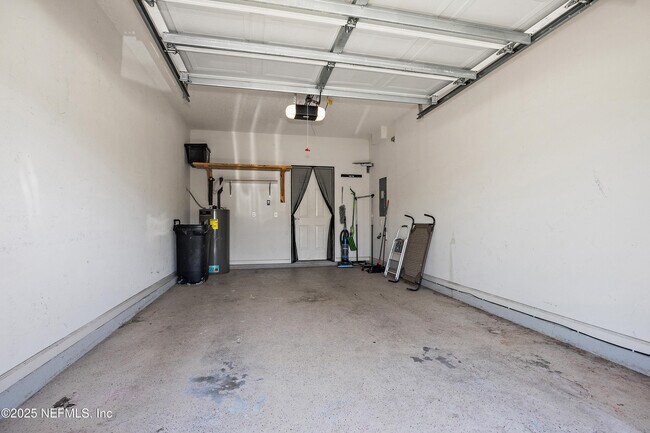 Building Photo - 677 Scrub Jay Dr