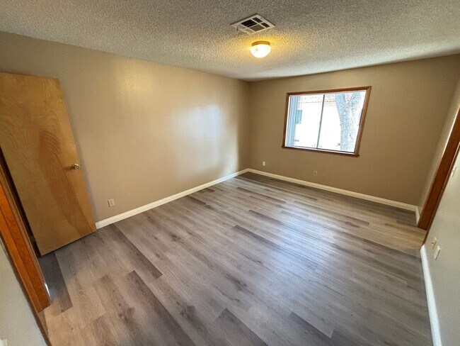 Building Photo - Gorgeous condo is a spacious 2Bed/2Bath un...