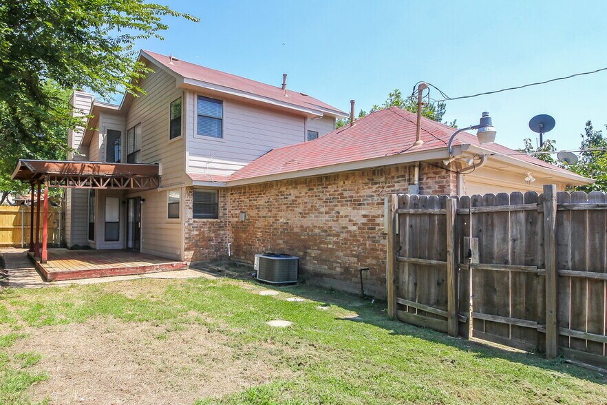 Building Photo - 635 Las Brisas Dr