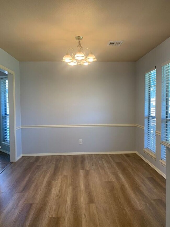 Building Photo - This beautifully updated three-bedroom, tw...