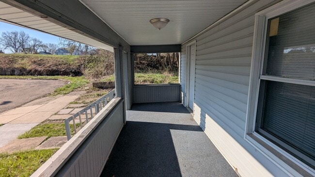 Building Photo - 3-Bedroom, 1-Bathroom Single Family Home for Rent in Akron, Ohio