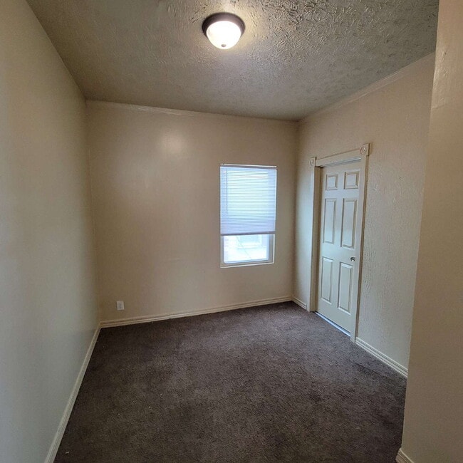 Building Photo - 4 bedroom