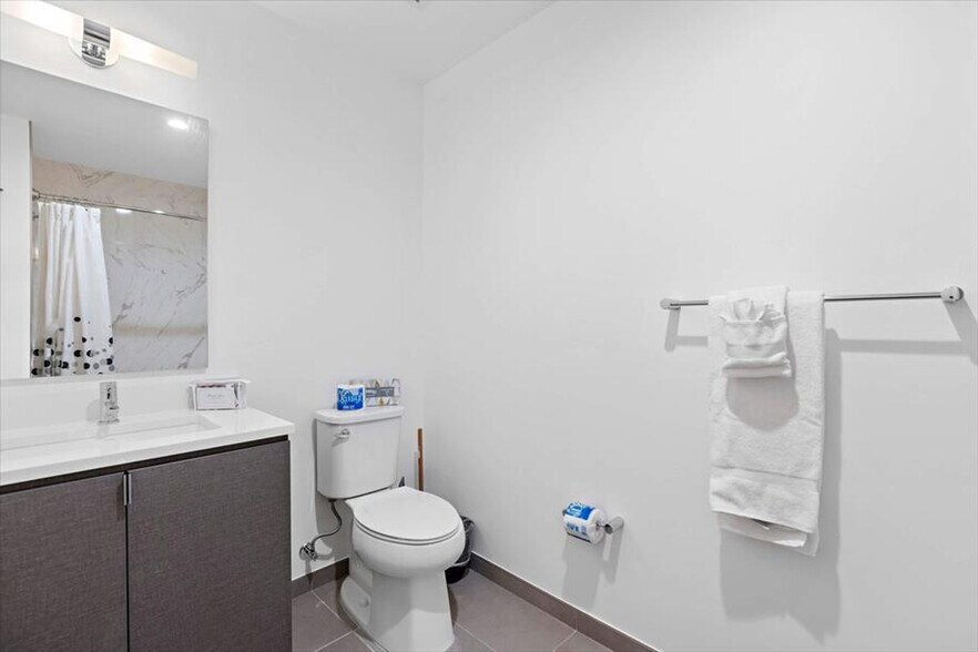 Building Photo - 57 Bank St