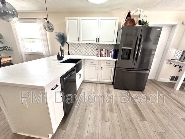 Building Photo - 2563 S Peninsula Dr