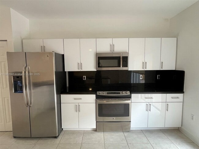 Building Photo - 5871 NW 112th Ct