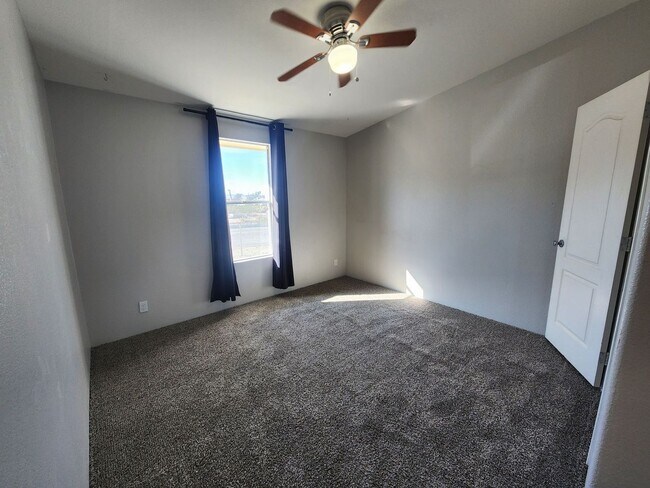 Building Photo - Large 3 Bedroom in Hansen Track
