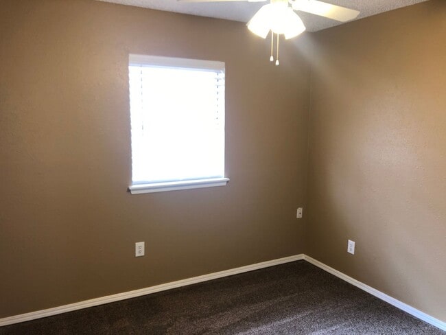 Building Photo - 3 bedrooms, 2 baths with a 2 car garage for rent near NE 10th between Midwest Blvd and Douglas Bl...