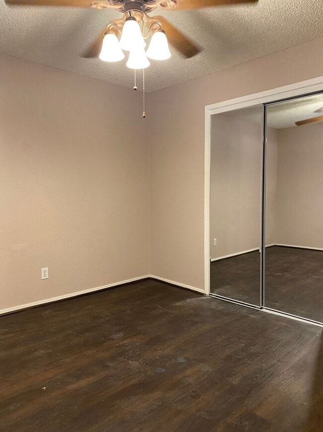 Building Photo - SPACIOUS 3 bedroom 2 bath Townhome COMING SOON!