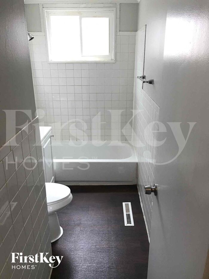 Building Photo - 14525 Dobson Ave