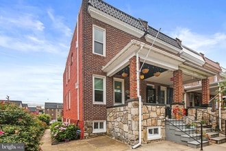 Building Photo - Gorgeous end-unit row home available for r...